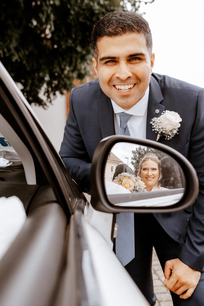 Brautpaar Hochzeit Paarshooting Mit Auto Spiegel