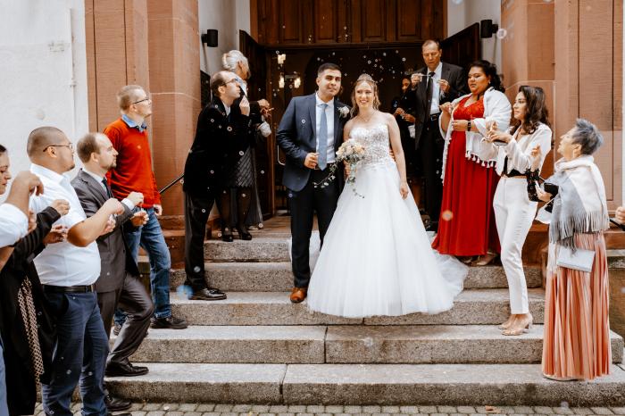 Hochzeit Steinen Brautpaar Kirche Auszug