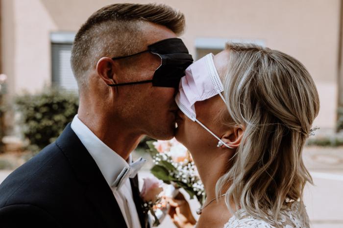 Hochzeit Corona Brautpaar Kuss Mit Masken