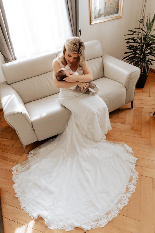 Hochzeit Braut Auf Sofa Mit Baby Nach Getting Ready