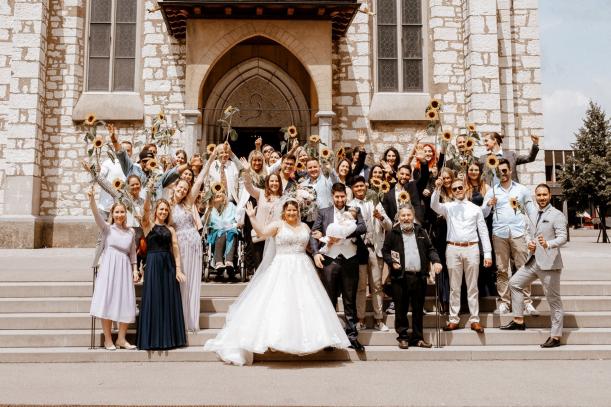 Hochzeit Gruppenfoto Vor Der Kirche