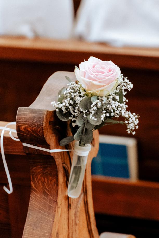 Hochzeit Kirche Details Blumen