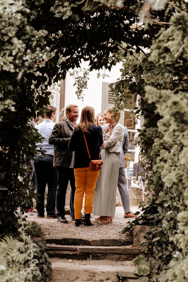 Hochzeit Gäste Unterhalten Sich Beim Apero