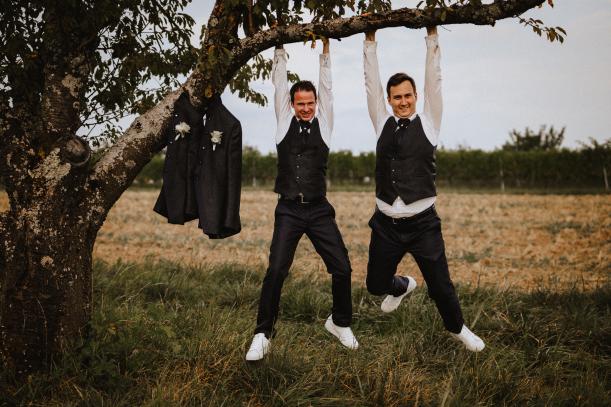 Hochzeit Binzen Mühle Paarshooting Gay Couple Am Baum Hängen Fotoideen