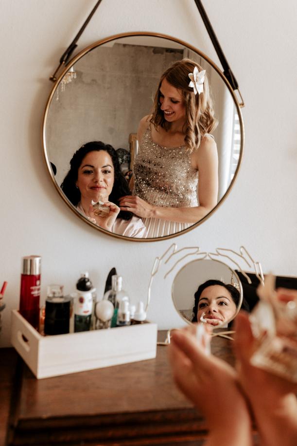 Braut Und Freundin Im Spiegel Beim Fertigmachen Getting Ready Hochzeit