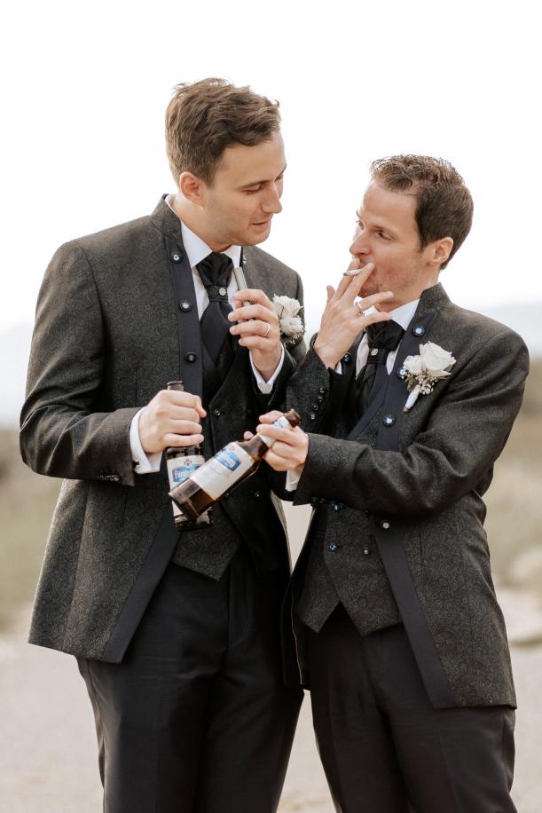 Hochzeit Binzen Mühle Paarshooting Gay Couple Bier
