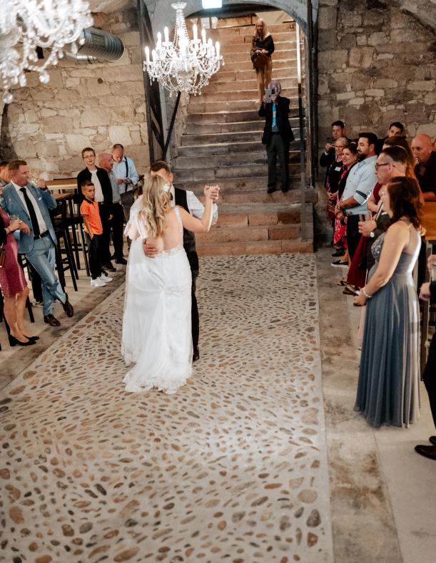 Hochzeit Eimeldingen Löwe Brautpaar Tanzt Im Gewölbekeller