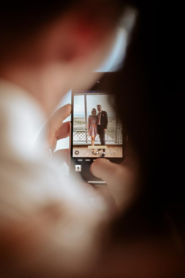 Hochzeit Blick ötlingen Bei Lörrach Trauzeugen Fotografieren Mit Smartphone