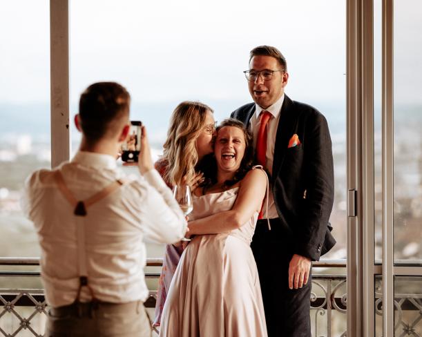 Hochzeit Blick ötlingen Bei Lörrach Trauzeugen Fotografieren Mit Smartphone