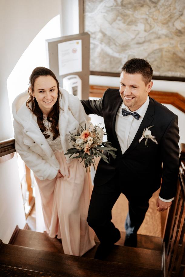 Hochzeit Standesamt Inzlinger Wasserschloss Brautpaar Läuft Die Treppe Hoch