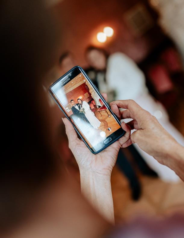 Hochzeit Standesamt Inzlinger Wasserschloss Gast Fotografiert Das Brautpaar Mit Dem Eigenen Handy