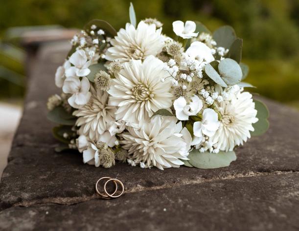 Hochzeit Paarshooting Brautstrauss Ringe Auf Maür