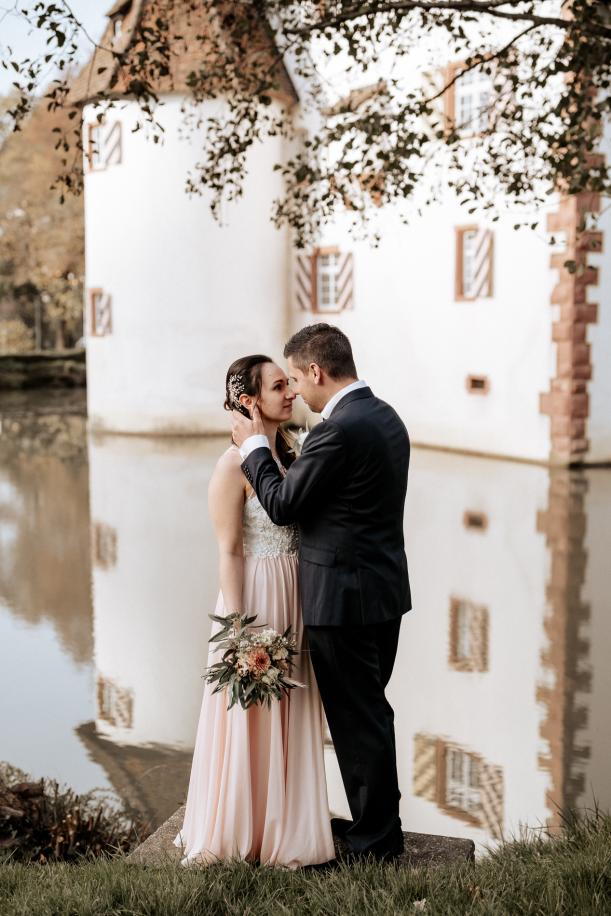 Hochzeit Standesamt Inzlinger Wasserschloss Brautpaar Küssend Am Wasserschloss Paarshooting
