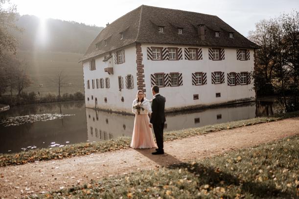Hochzeit Standesamt Inzlinger Wasserschloss Bei Lörrach Brautpaarshooting Sonne Gegenlicht