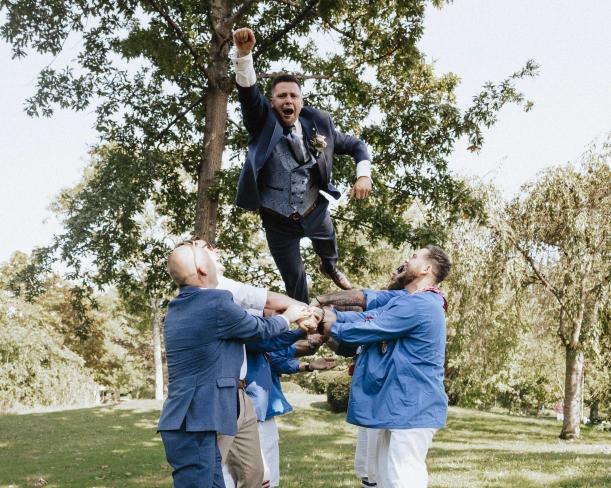 Hochzeit Bad Bellingen Kurpark Braut Superman Flug