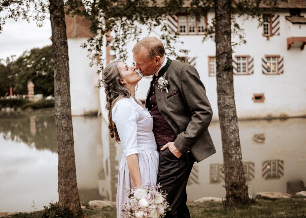 Hochzeit Inzlinger Wasserschloss Bei Lörrach Paarshooting Hochzeit In Traditioneller Bayrischer Tracht