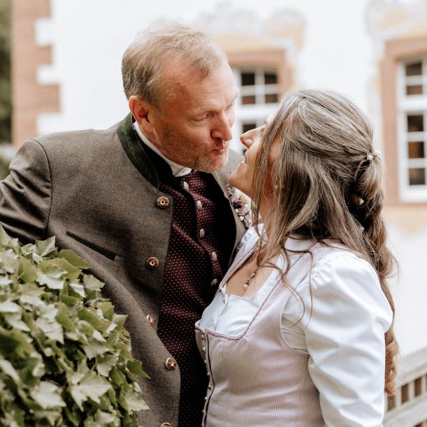 Hochzeit Inzlinger Wasserschloss Bei Lörrach Paarshooting Traditionell Bayrisch