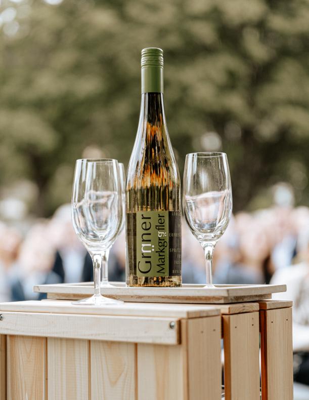 Hochzeit Inzlinger Wasserschloss Bei Lörrach Wein Zum Anstossen Nach Dem Ja