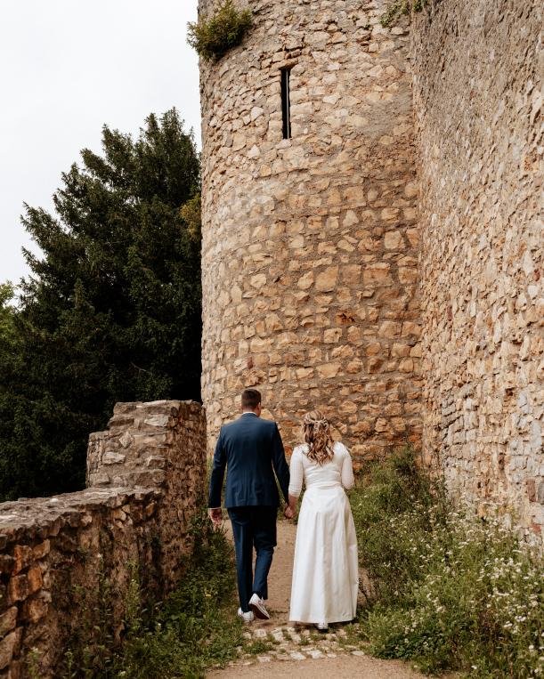 Hochzeit Auf Burg Rötteln In Lörrach Paarshooting Spaziergang Auf Der Burg Als Brautpaar