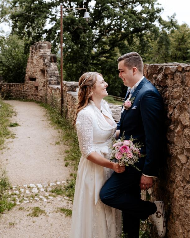 Hochzeit Auf Burg Rötteln In Lörrach Paarshooting Naher Shot Umarmung