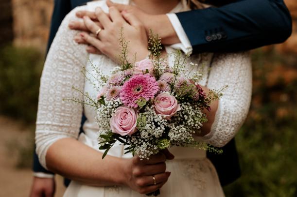 Hochzeit Auf Burg Rötteln In Lörrach Paarshooting Detailshot Brautpaar Brautstrauss