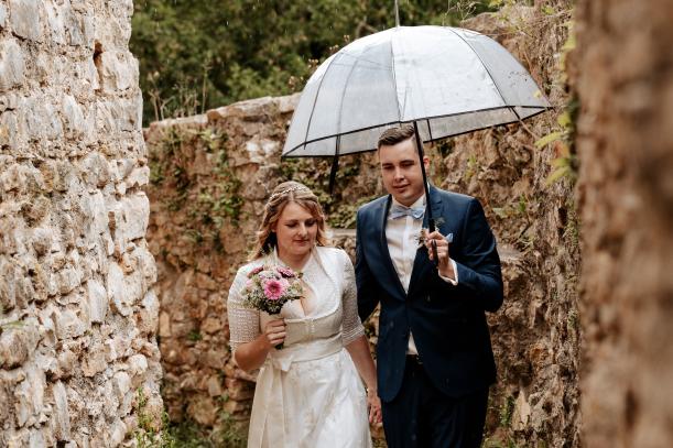 Hochzeit Auf Burg Rötteln In Lörrach Paarshooting Fotoideen Mit Regenschirm Bei Regen