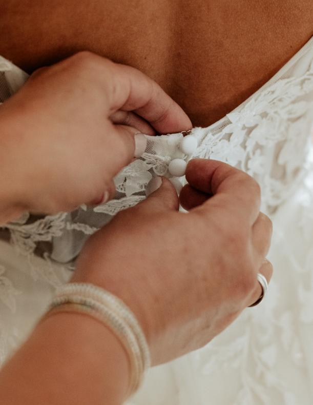 Hochzeit Getting Ready Braut Kleid Anziehen Zuknöpfen