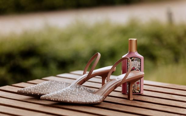 Hochzeit Getting Ready Braut Schuhe Und Parfum Detailshot