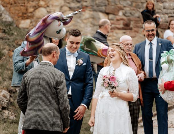 Hochzeit Auf Burg Rötteln In Lörrach Nach Der Trauung Gratulationen Emotionen