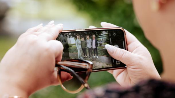 Hochzeit Gast Fotografiert Mit Dem Smartphone