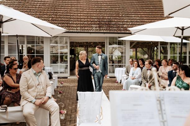 Hochzeit Bräutigam Wird Von Mutter Reingeführt Mühle Binzen