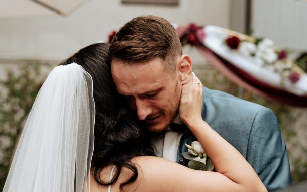 Hochzeit Brautpaar Sieht Sich Das Erste Mal First Look An Der Zeremonie Emotional Liebe