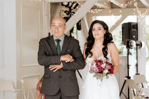 Hochzeit Braut Und Vater Der Braut Warten Auf Den Einzug Zur Freien Trauung Emotional