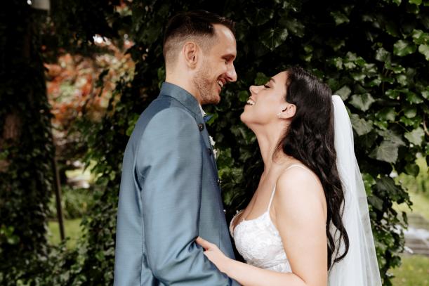 Hochzeit Paarshooting Bei Regen Direkt An Der Mühle Binzen Unter Baum Plan B