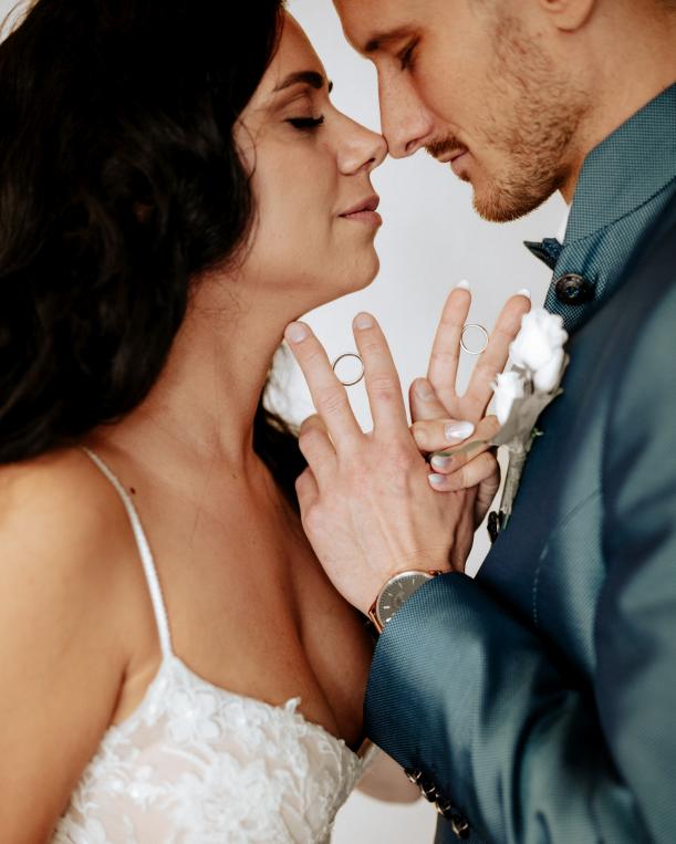 Hochzeit Brautpaar Hält Ringe Zwischen Den Fingern Sehr Intim Emotional