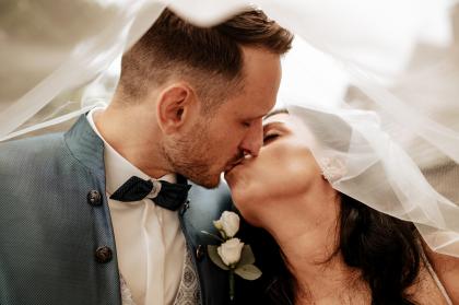 kundenmeinung sven hack hcohzeitsfotograf brautpaar kuss unter schleier