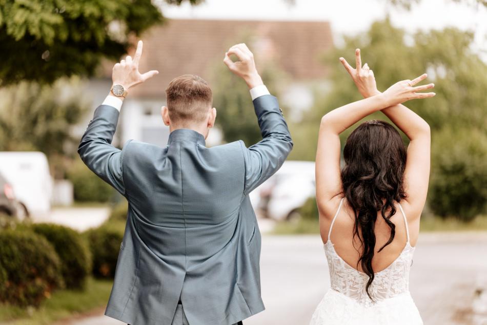 kundenmeinung sven hack hcohzeitsfotograf brautpaar love buchstaben mit fingern bildidee