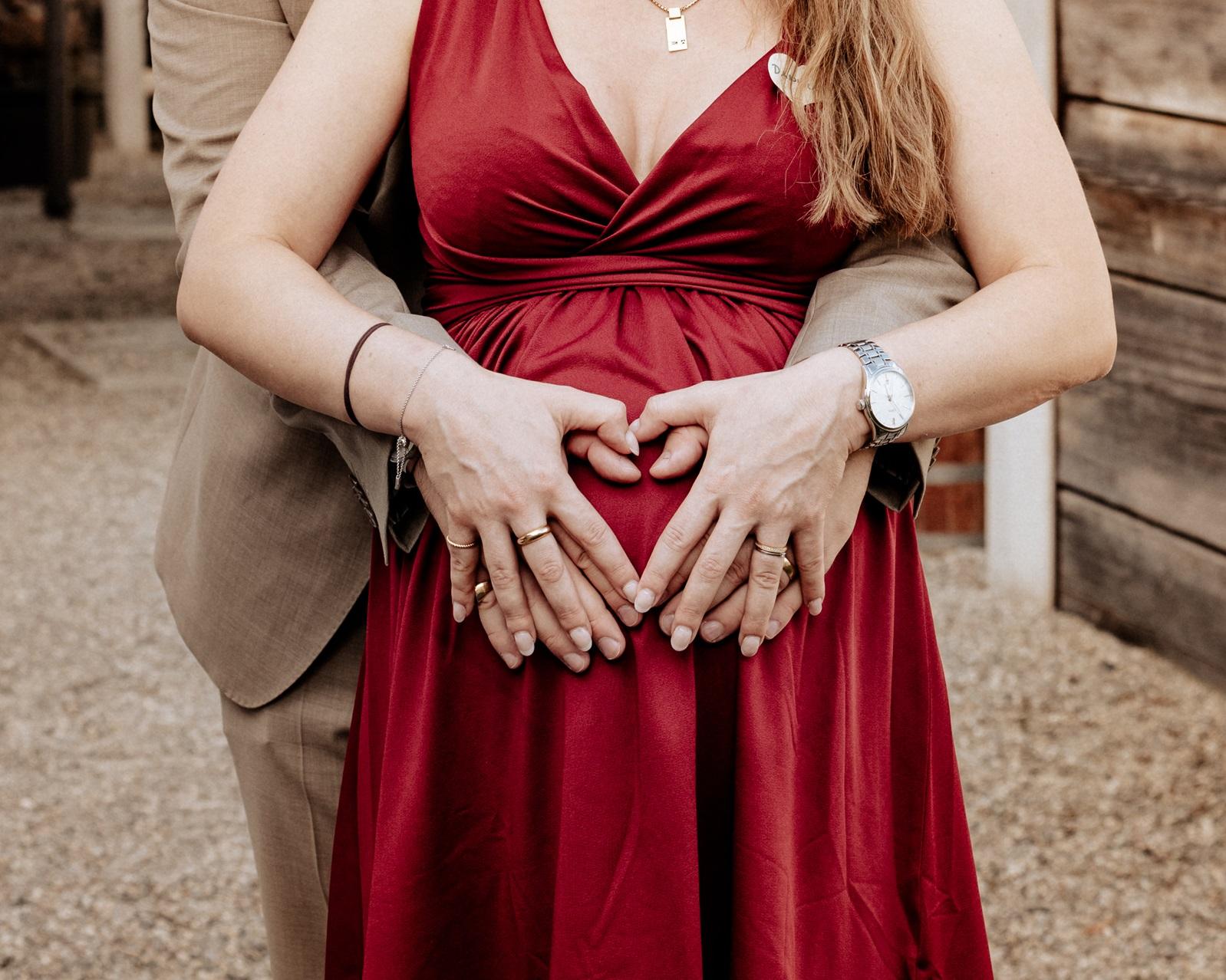 hochzeit auggen schwangere frau mit partner herz