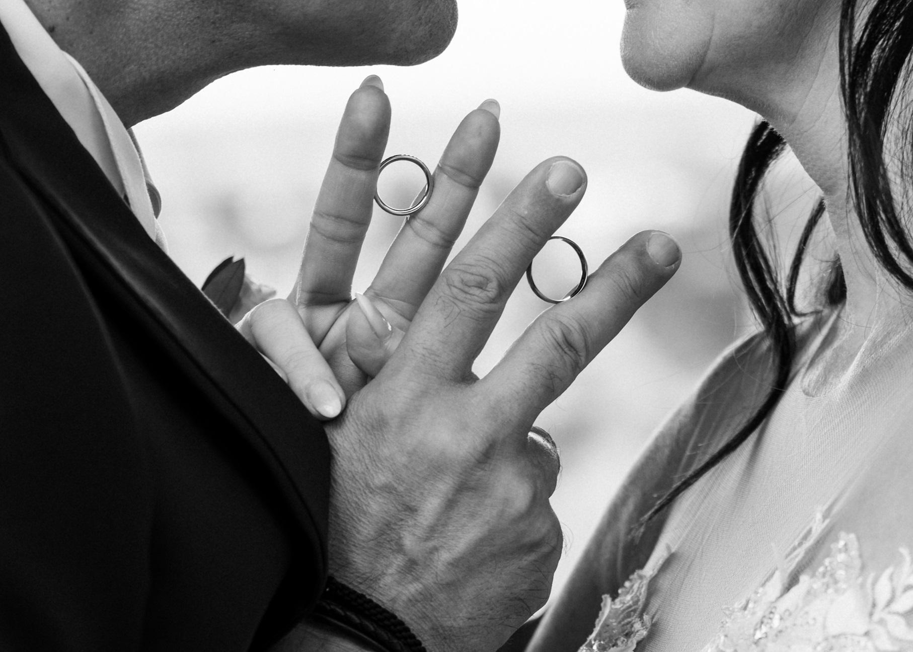 hochzeit paarshooting auggen ringe zwischen den fingern