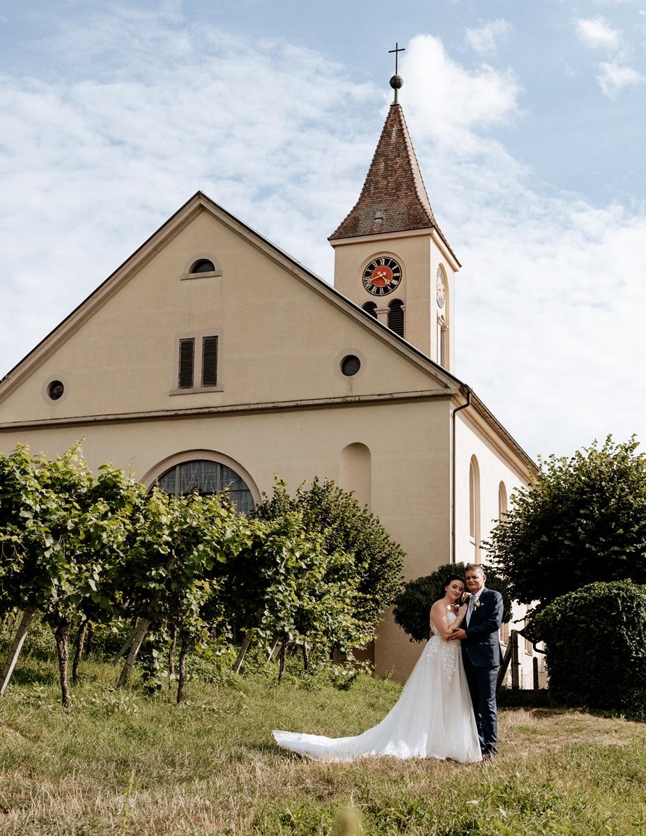 hochzeit brautpaar vor der kirche