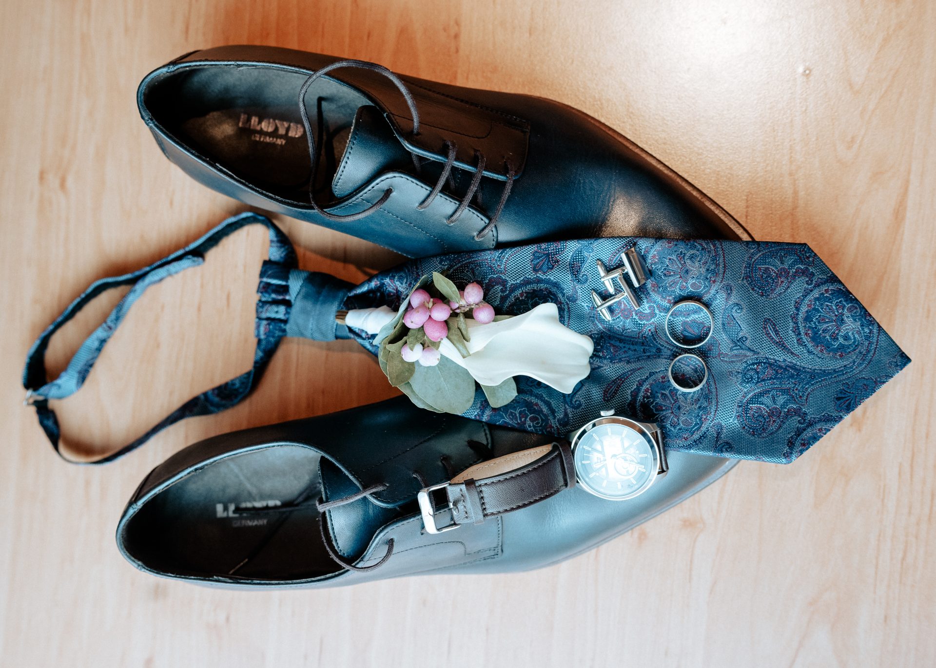 Schuhe des Bräutigams mit Blumendetail (2022)