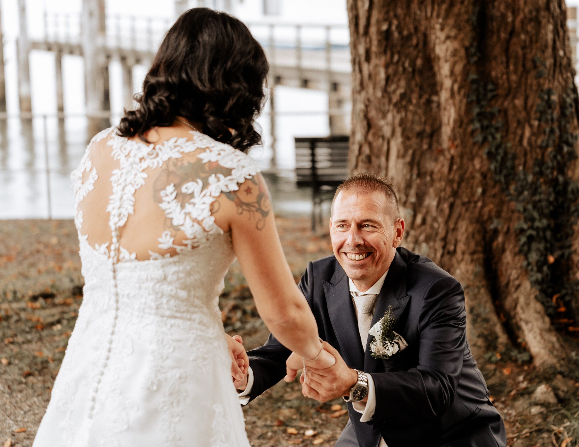 Brautpaar Hand in Hand, Detail mit Spitzenkleid (2022)