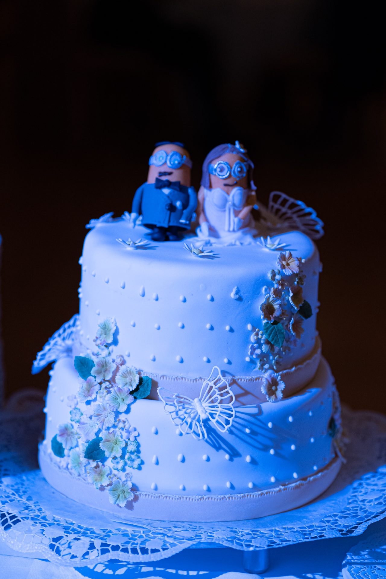 Hochzeitstorte im blauen Licht (2021)