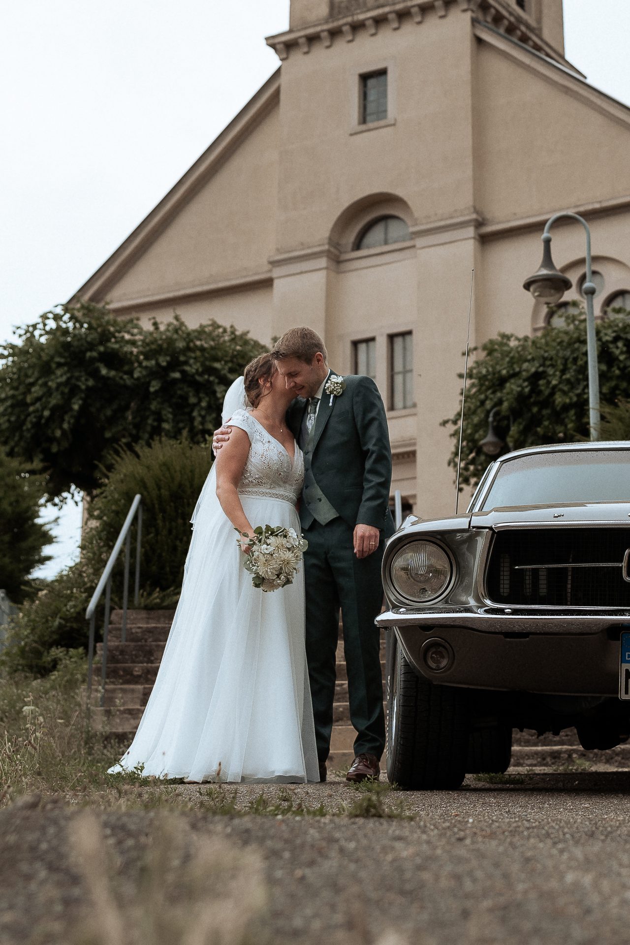 Brautpaar mit Oldtimer vor der Kirche (2023)
